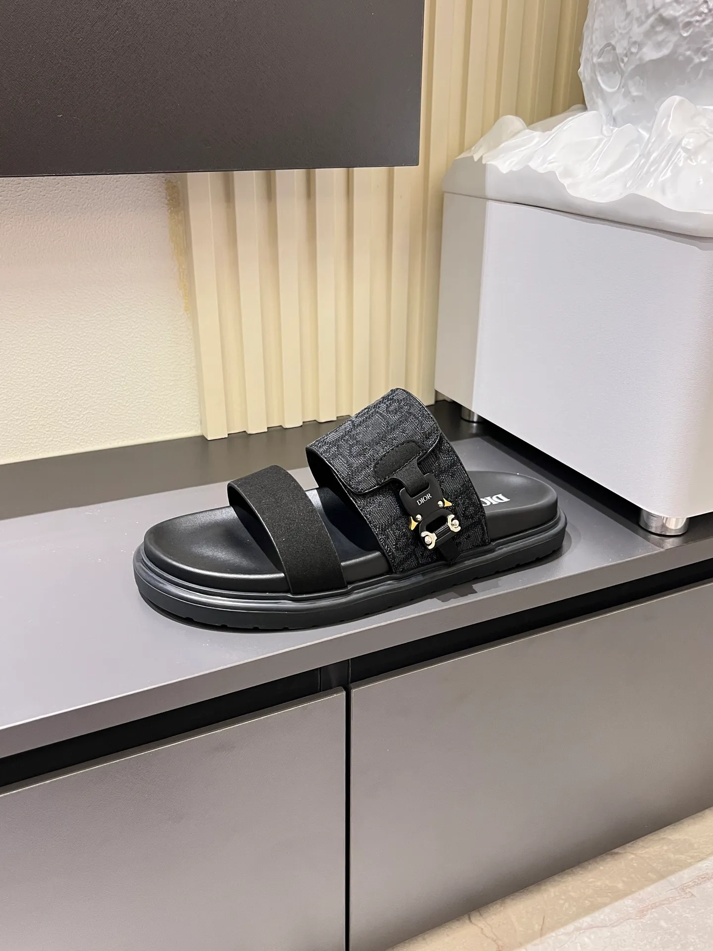 Men's Men's Shoes 💰p320 Dio* Men's Sandals Slippers. Showcasing Dior haute couture design. The Dior gray suede strap is accented with an aluminum Dior buckle for added style. Paired with a comfortable tonal notch sole, they pair easily with shorts or jeans for a sophisticated look. Main body: suede cow leather, technical fabric lining: cow leather, with adjustable straps, aluminum Dior buckle, Dior gray EVA insole, tonal notched rubber outsole splicing structure, size: 38-44 (customized at 45.46)